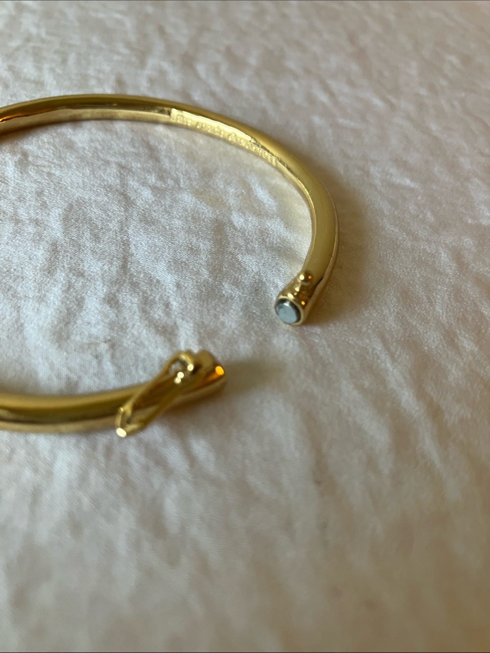 Kate Spade: Gold Tone “hot to trot” Bangle Bracelet- Coral Pink pendant- Hinge - Picture 5 of 9